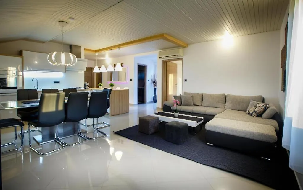 Foric Apartments With Outdoor Heated Pool Rab Town Chorvatsko
