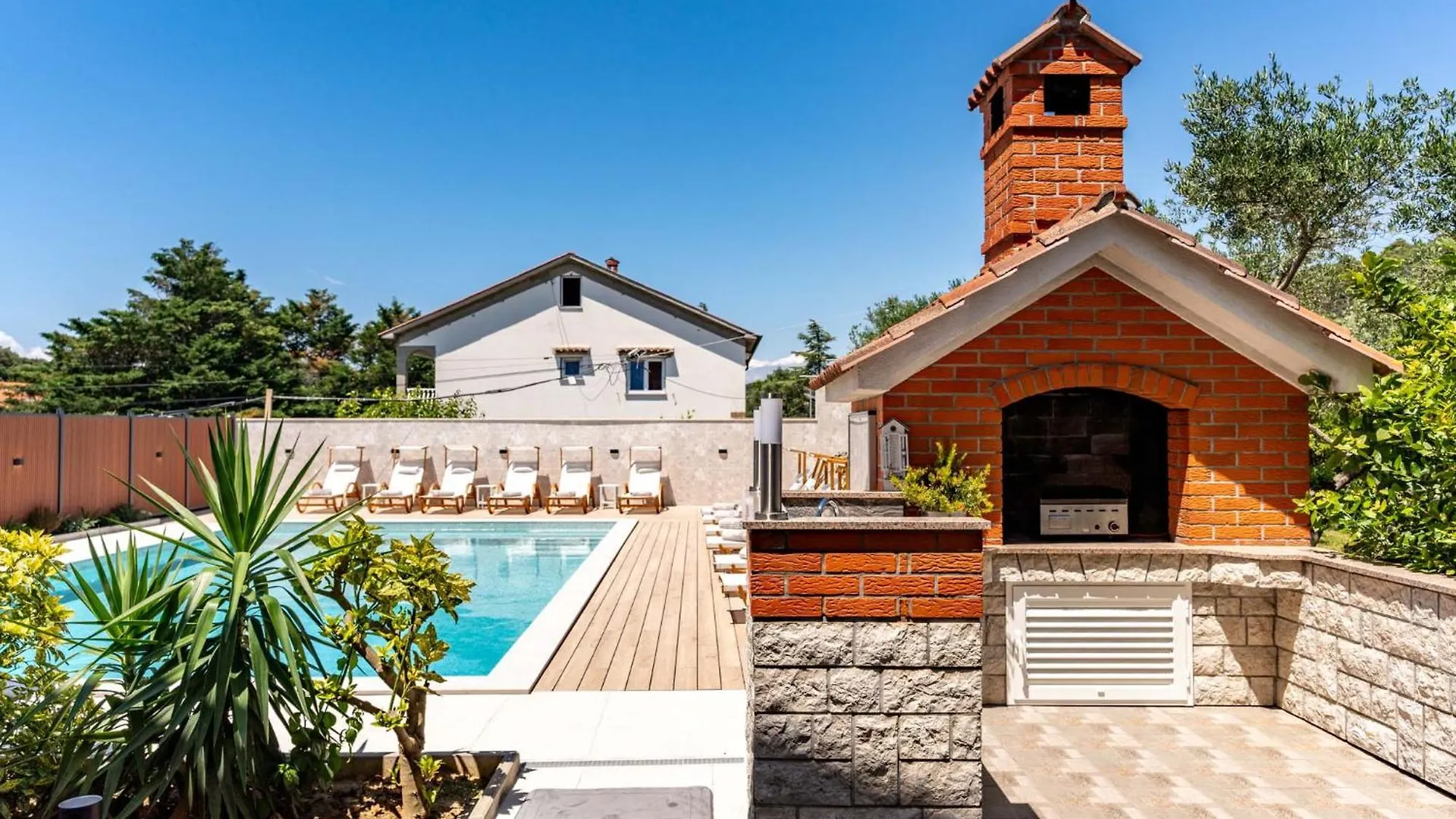 Foric Apartments With Outdoor Heated Pool Rab Town 0*,