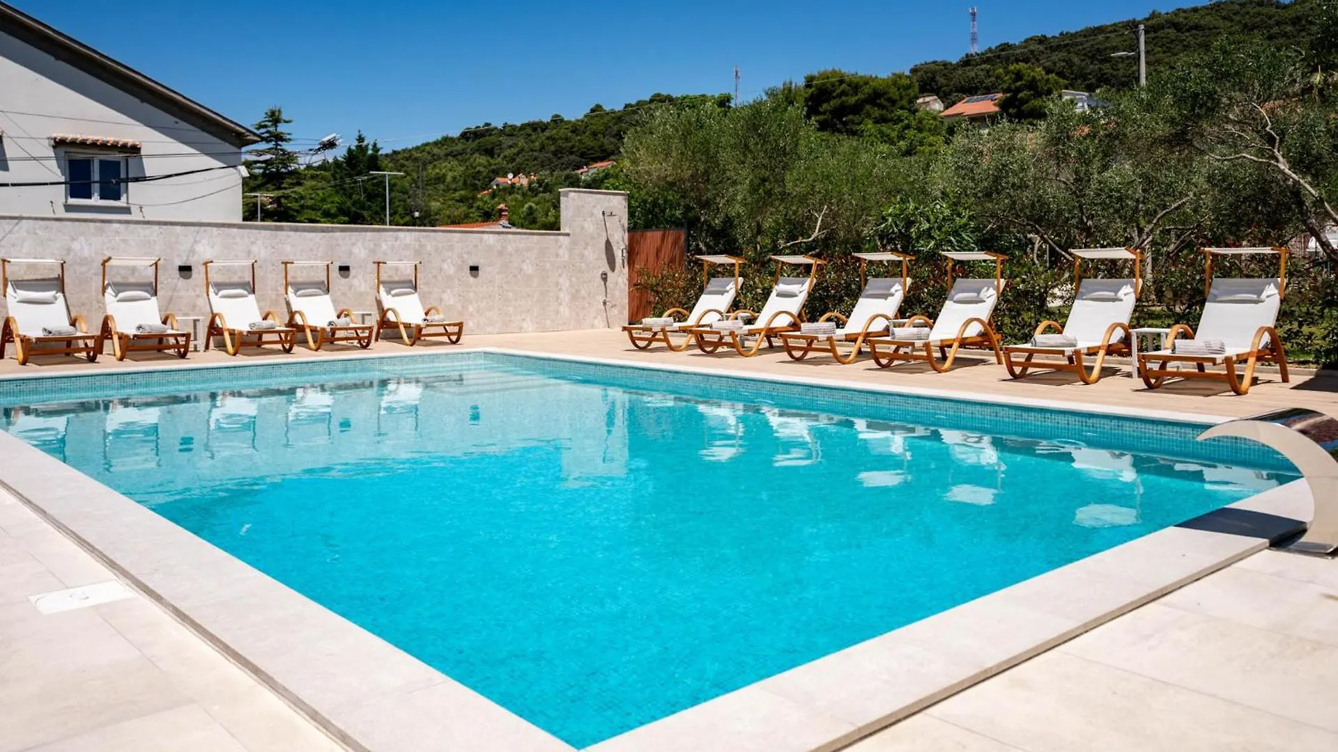Foric Apartments With Outdoor Heated Pool Rab Town Chorvatsko