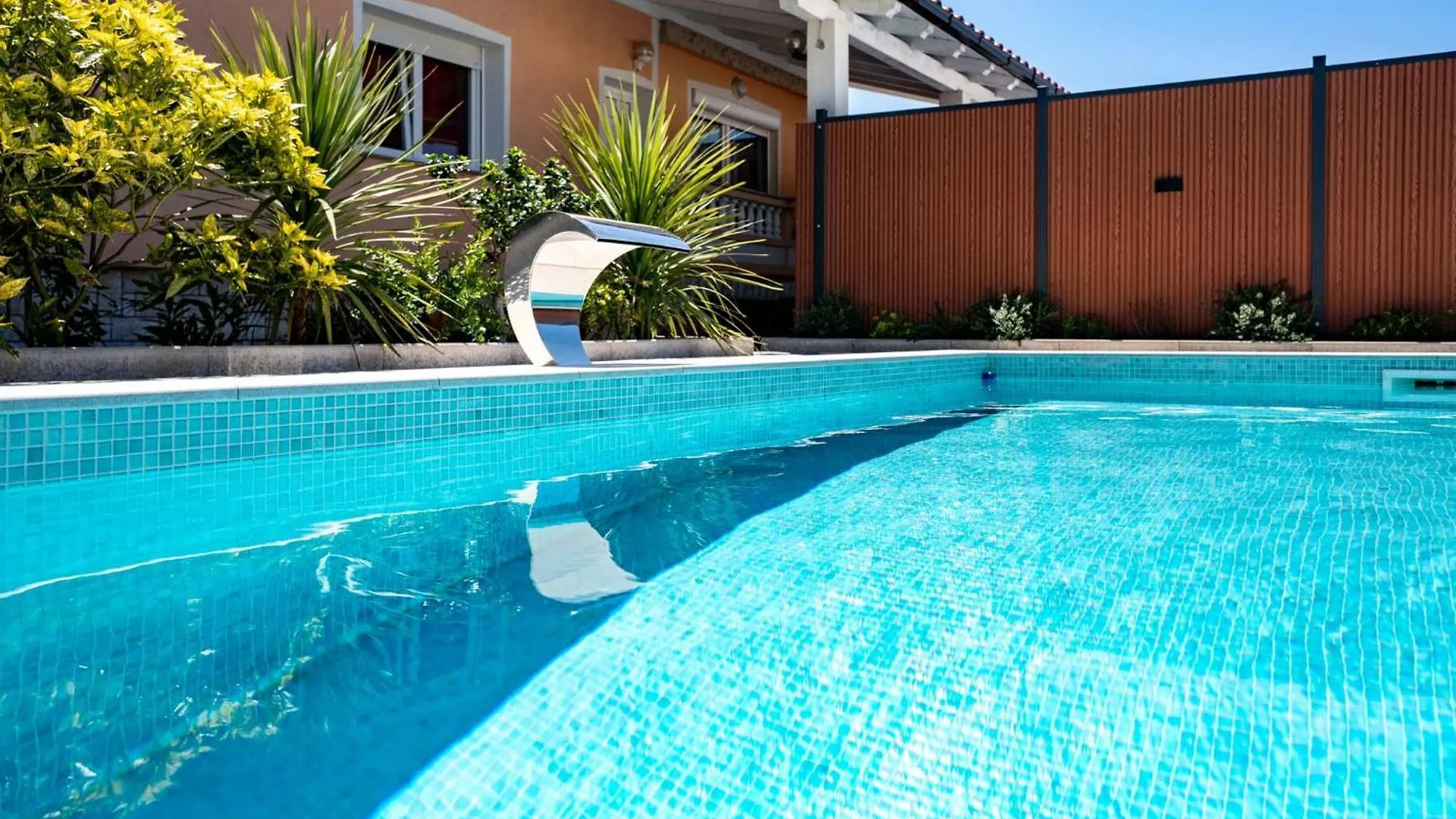 Foric Apartments With Outdoor Heated Pool Rab Town Chorvatsko