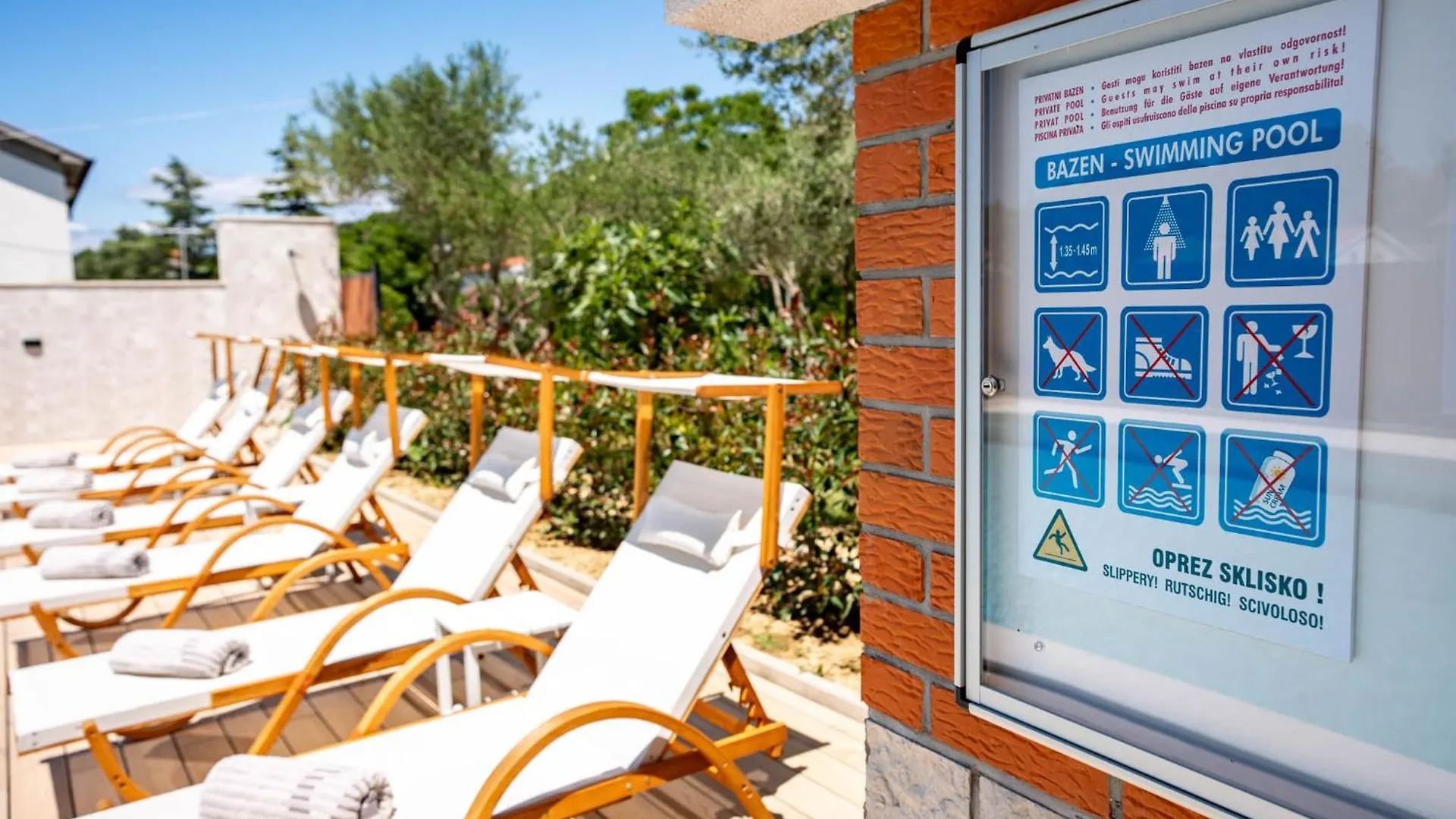 Foric Apartments With Outdoor Heated Pool Rab Town Chorvatsko