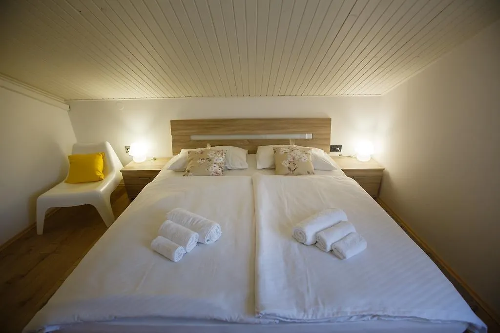 Foric Apartments With Outdoor Heated Pool Rab Town Chorvatsko